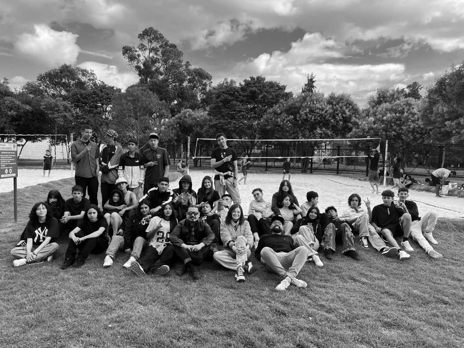 Grupo de jóvenes en un espacio de ayuda y acompañamiento de True Identity