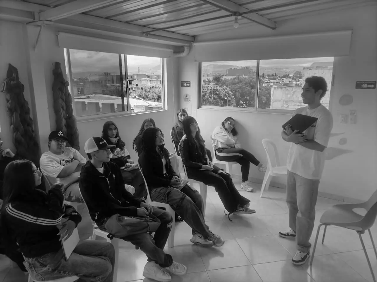 Jóvenes preparándose para el ICFES con True Identity