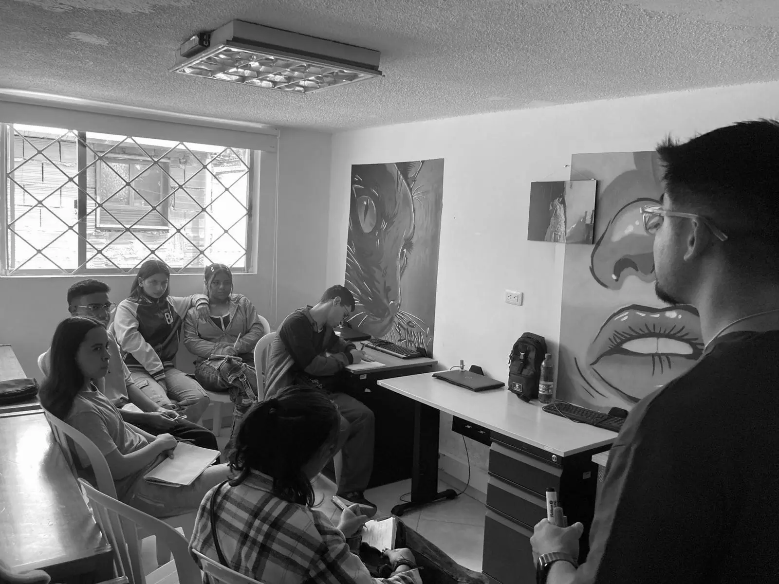 Jóvenes explorando rutas de oportunidad con True Identity